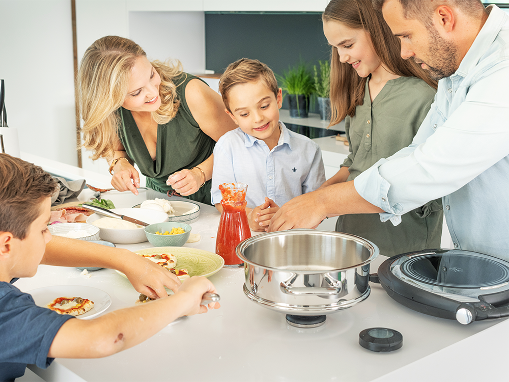 famiglia che cucina insieme