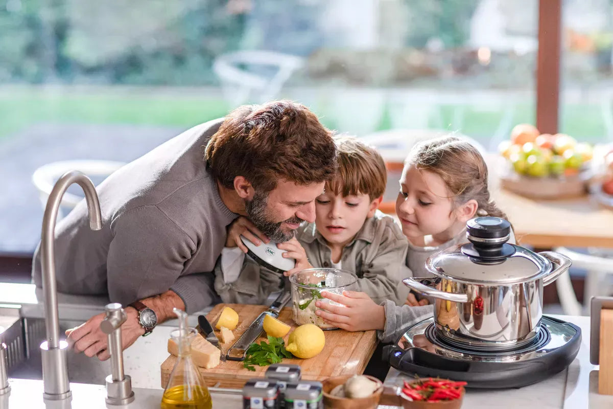 famiglia accanto a una pentola